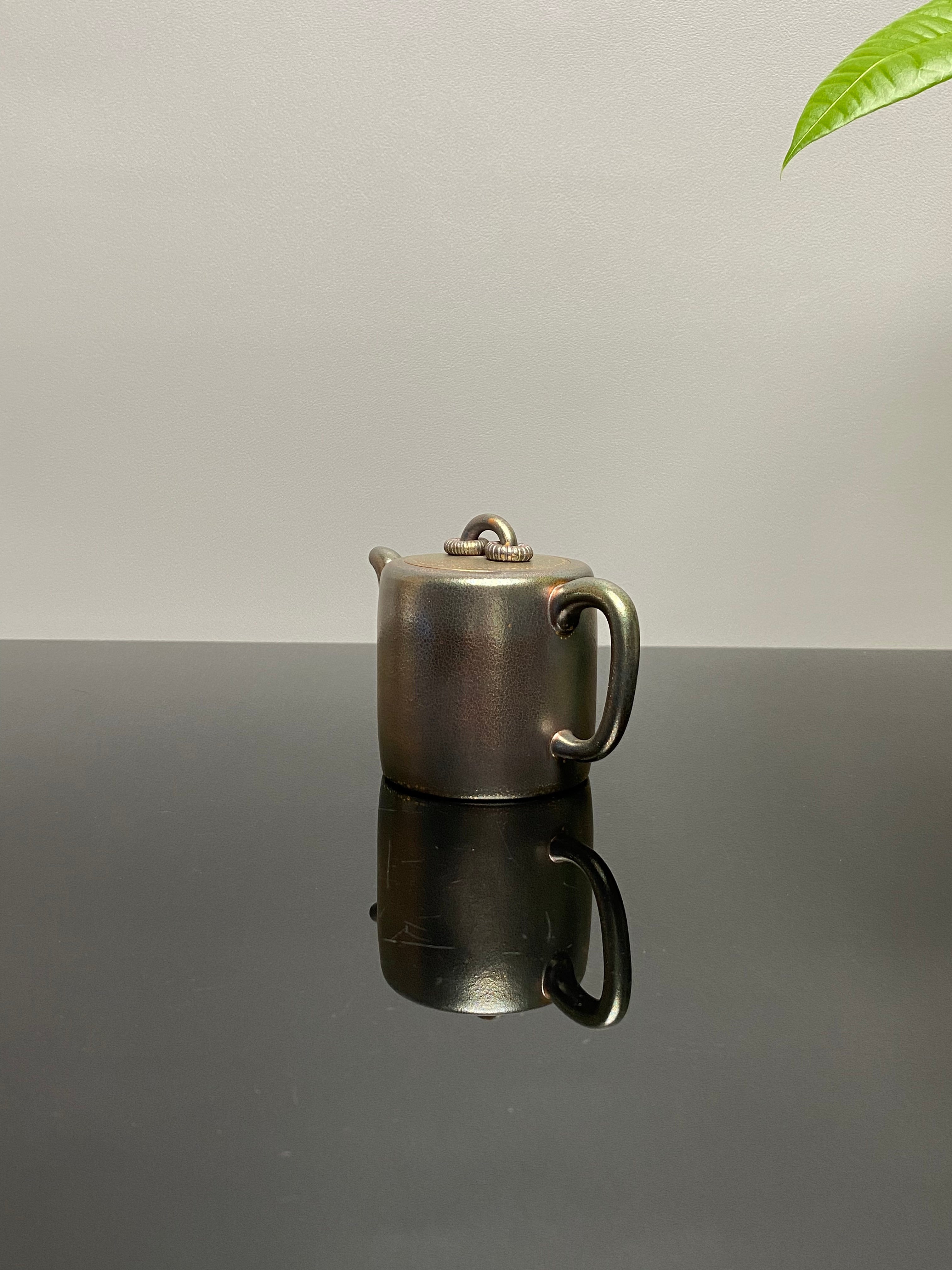 原矿优质紫砂·特色黄金贝壳烧《双圈壶》精品重器！  ——原矿优质底槽清 ·160cc ——著名紫砂陶艺家 马兰·制  &nbsp;非遗级黄金紫晶古法贝壳烧介绍