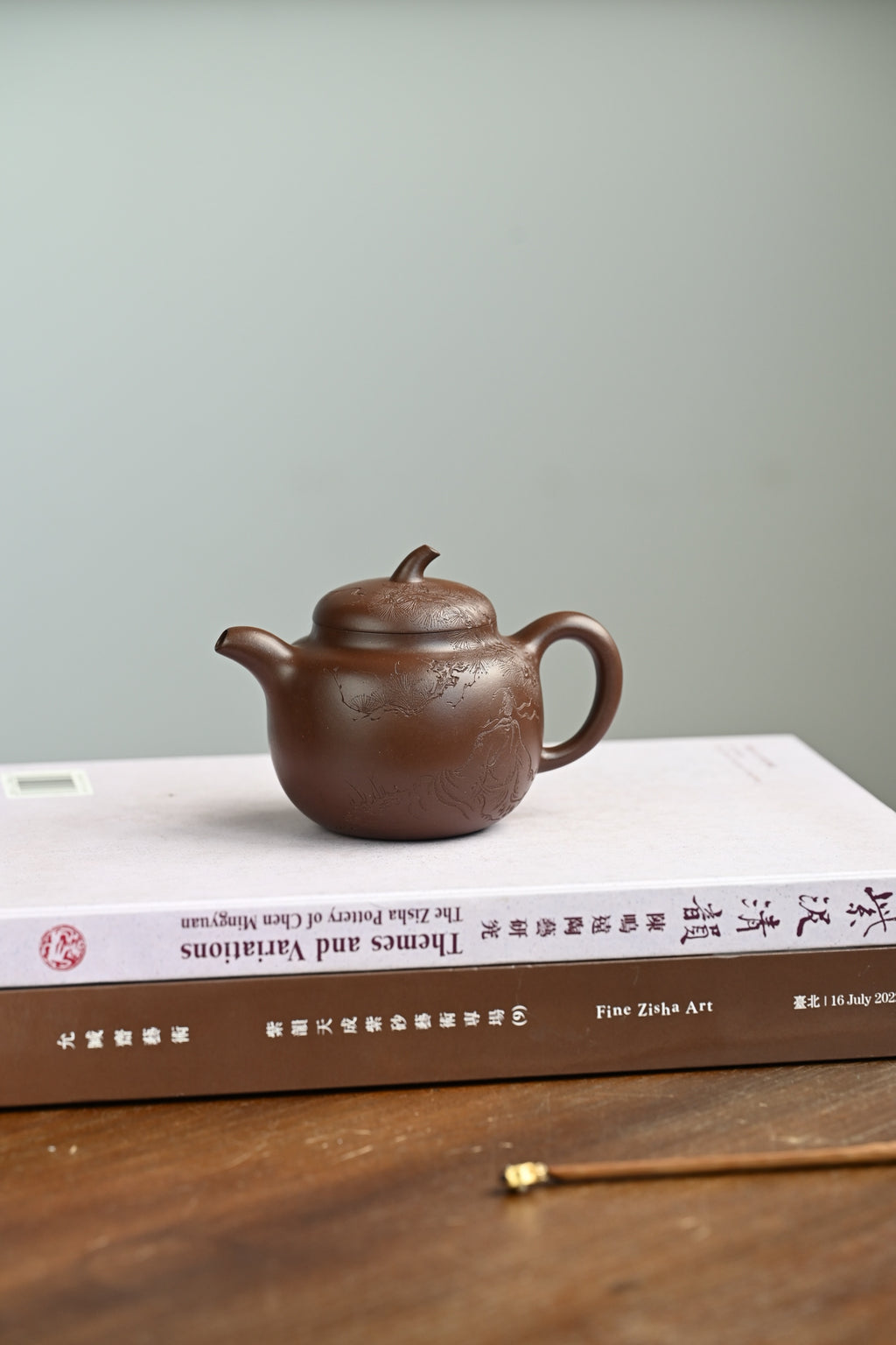 茄瓜·全手工/大国工匠省大师陈富强作品; /容量230cc/原矿紫泥 形式娇巧，若一茄瓜熟落，湾流微微翘起，提把上扬，圆润饱满