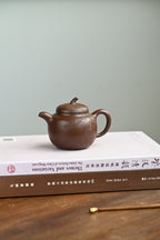 茄瓜·全手工/大国工匠省大师陈富强作品; /容量230cc/原矿紫泥 形式娇巧，若一茄瓜熟落，湾流微微翘起，提把上扬，圆润饱满