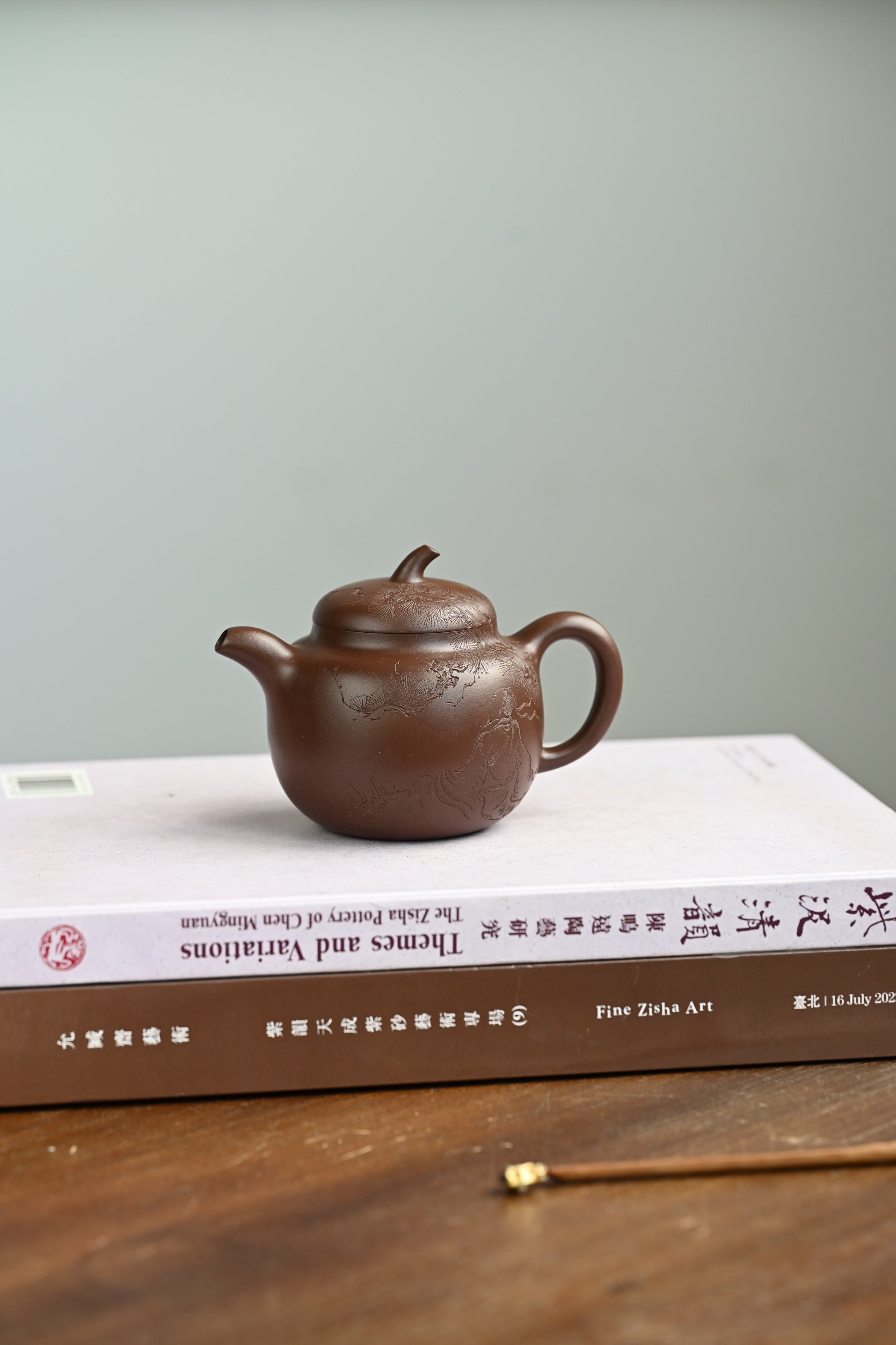 茄瓜·全手工/大国工匠省大师陈富强作品; /容量230cc/原矿紫泥 形式娇巧，若一茄瓜熟落，湾流微微翘起，提把上扬，圆润饱满