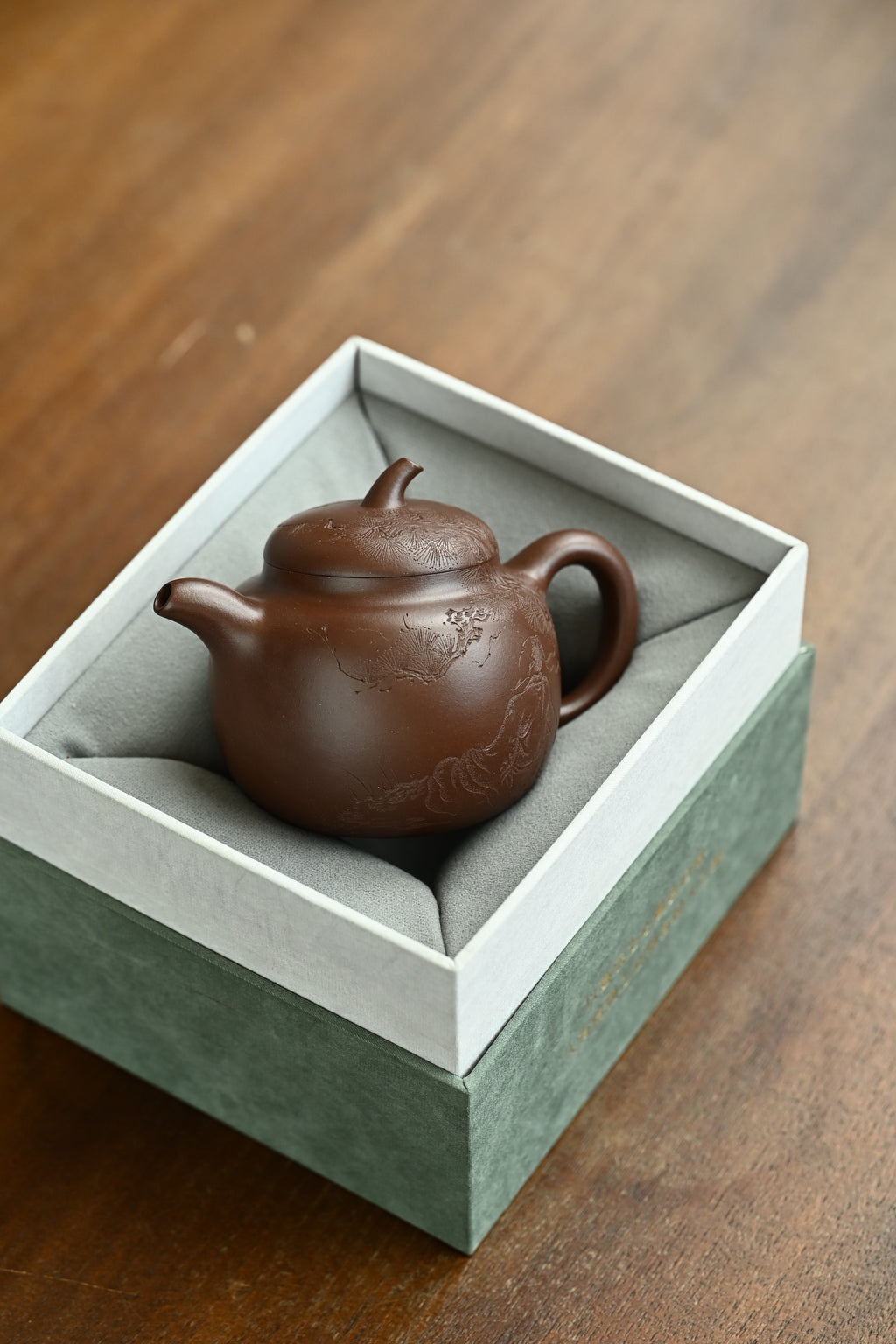 茄瓜·全手工/大国工匠省大师陈富强作品; /容量230cc/原矿紫泥 形式娇巧，若一茄瓜熟落，湾流微微翘起，提把上扬，圆润饱满