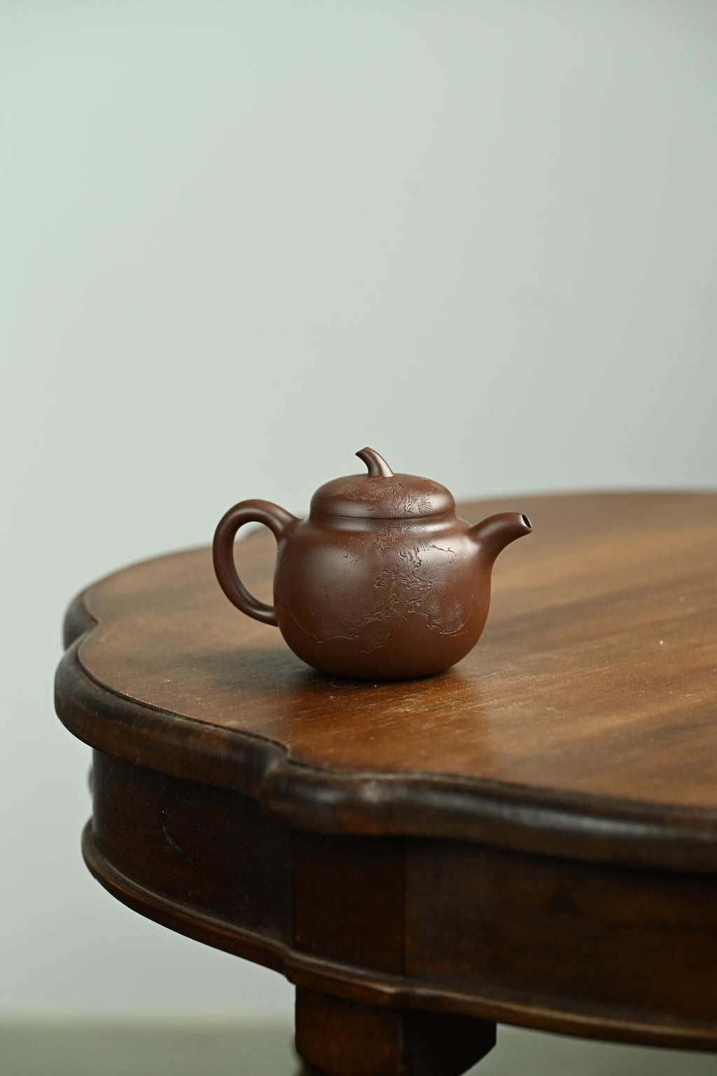 茄瓜·全手工/大国工匠省大师陈富强作品; /容量230cc/原矿紫泥 形式娇巧，若一茄瓜熟落，湾流微微翘起，提把上扬，圆润饱满