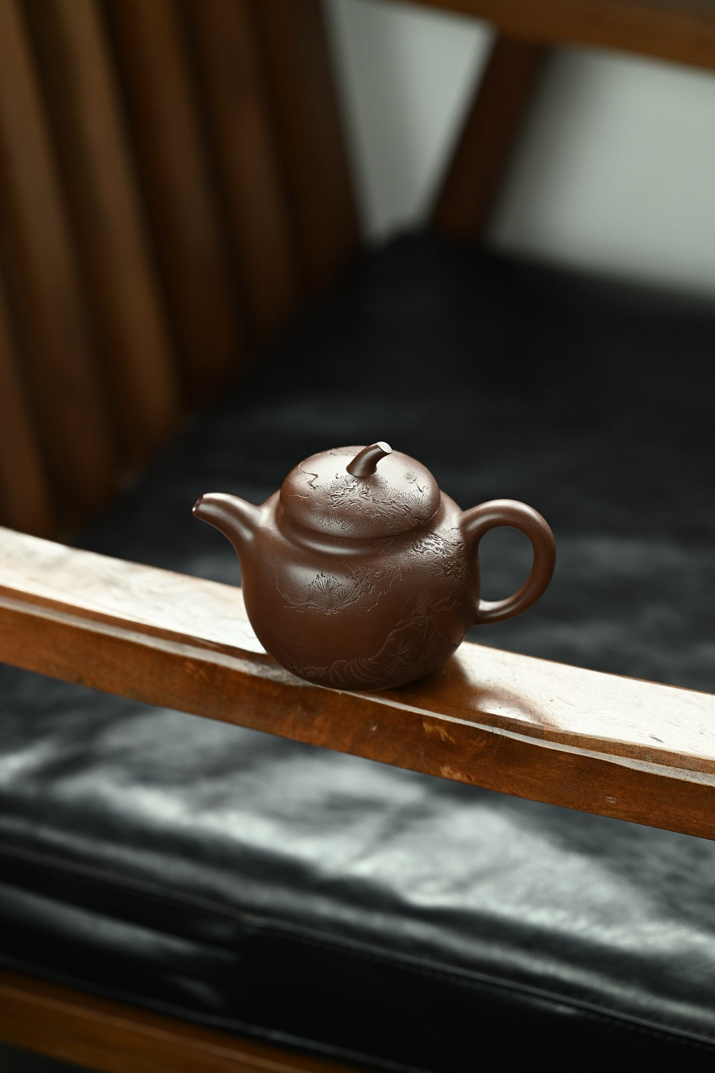 茄瓜·全手工/大国工匠省大师陈富强作品; /容量230cc/原矿紫泥 形式娇巧，若一茄瓜熟落，湾流微微翘起，提把上扬，圆润饱满