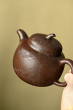 茄瓜·全手工/大国工匠省大师陈富强作品; /容量230cc/原矿紫泥 形式娇巧，若一茄瓜熟落，湾流微微翘起，提把上扬，圆润饱满