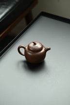 茄瓜·全手工/大国工匠省大师陈富强作品; /容量230cc/原矿紫泥 形式娇巧，若一茄瓜熟落，湾流微微翘起，提把上扬，圆润饱满