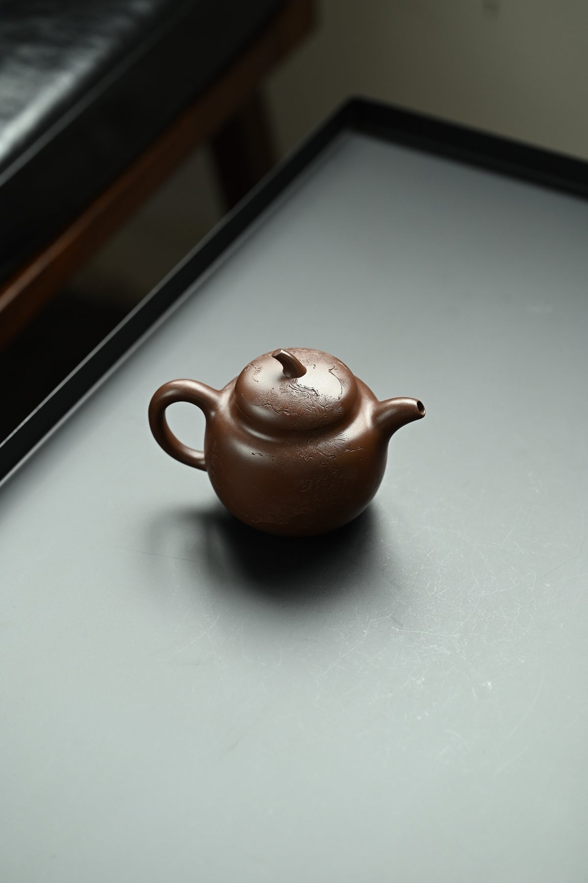 茄瓜·全手工/大国工匠省大师陈富强作品; /容量230cc/原矿紫泥 形式娇巧，若一茄瓜熟落，湾流微微翘起，提把上扬，圆润饱满
