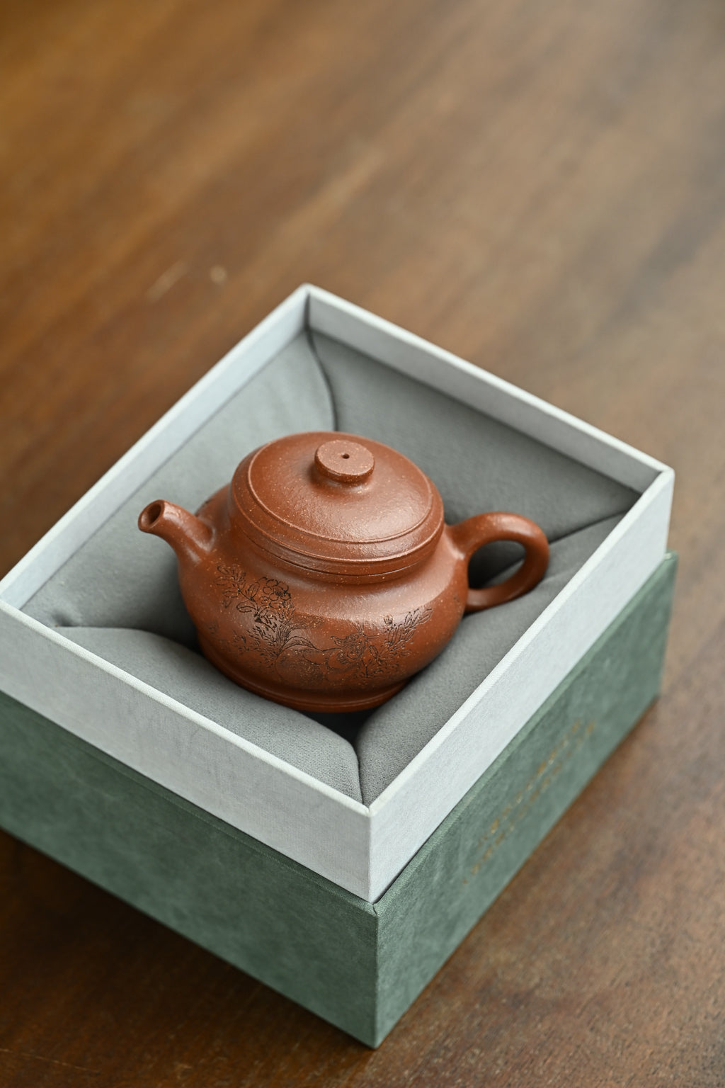 支持本人视频保真认证，真正的玩壶收藏级作品！👍  刘红仙简介： 正高级工艺美术师（研高）👍 全手工技艺传承人 师从江苏省工艺美术大师许成权先生