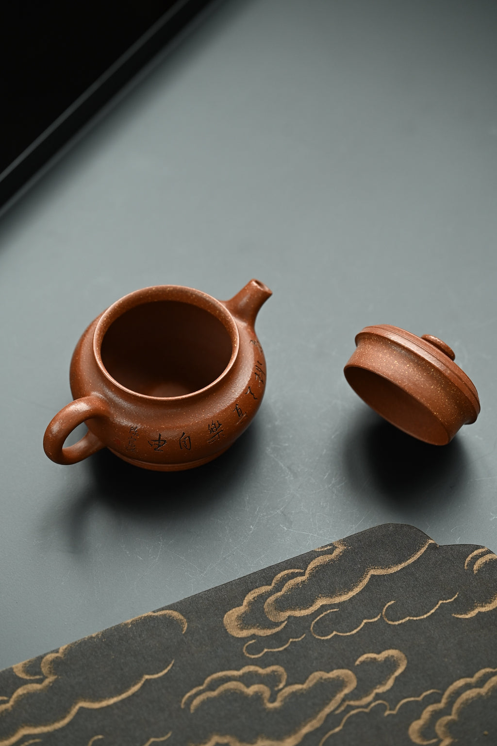 支持本人视频保真认证，真正的玩壶收藏级作品！👍  刘红仙简介： 正高级工艺美术师（研高）👍 全手工技艺传承人 师从江苏省工艺美术大师许成权先生