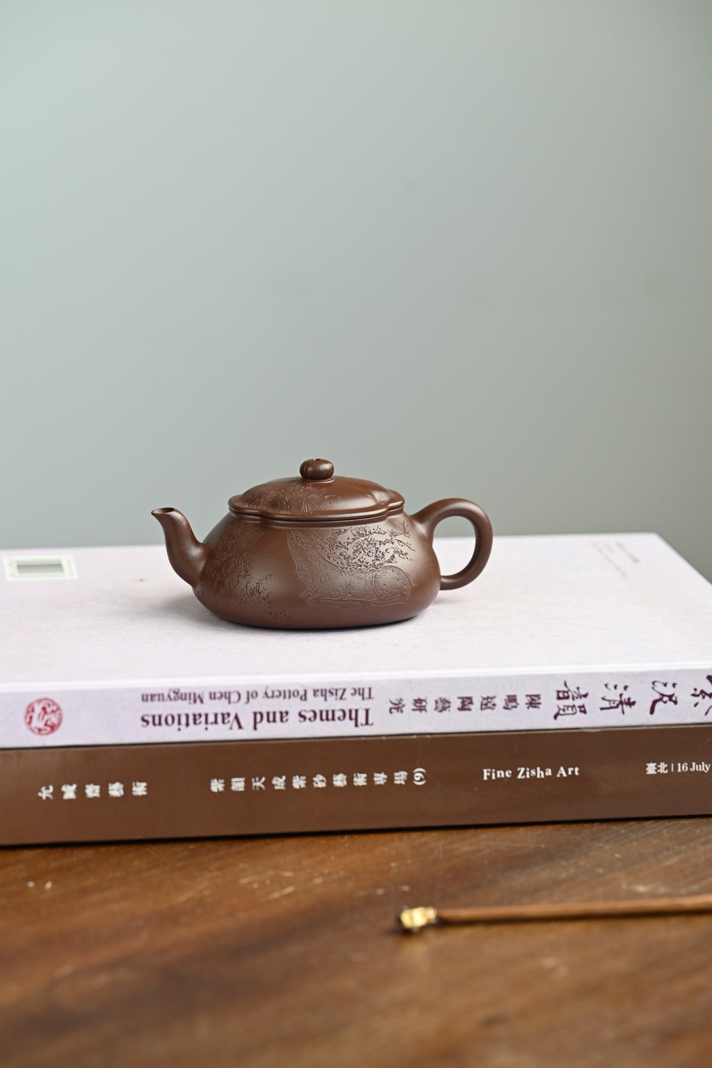 海棠花开·全手工 /大国工匠省大师陈富强作品/容量150cc/原矿紫泥 以海棠花为参照物，以四瓣筋囊壶身为载体，筋纹贯穿壶身，若菱花照水