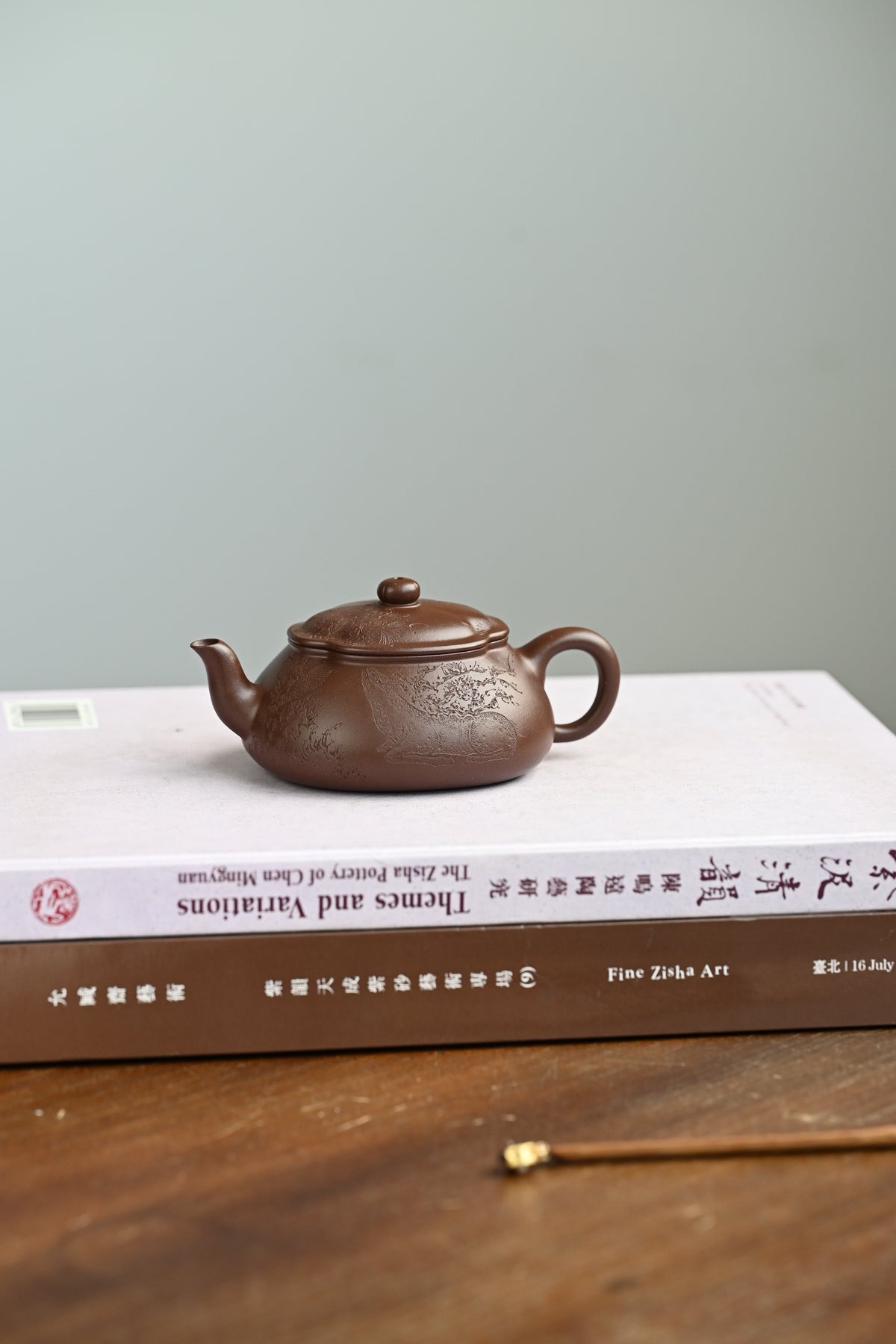 海棠花开·全手工 /大国工匠省大师陈富强作品/容量150cc/原矿紫泥 以海棠花为参照物，以四瓣筋囊壶身为载体，筋纹贯穿壶身，若菱花照水