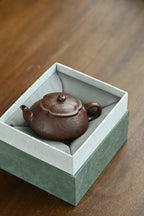海棠花开·全手工 /大国工匠省大师陈富强作品/容量150cc/原矿紫泥 以海棠花为参照物，以四瓣筋囊壶身为载体，筋纹贯穿壶身，若菱花照水
