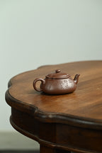 海棠花开·全手工 /大国工匠省大师陈富强作品/容量150cc/原矿紫泥 以海棠花为参照物，以四瓣筋囊壶身为载体，筋纹贯穿壶身，若菱花照水