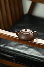 海棠花开·全手工 /大国工匠省大师陈富强作品/容量150cc/原矿紫泥 以海棠花为参照物，以四瓣筋囊壶身为载体，筋纹贯穿壶身，若菱花照水