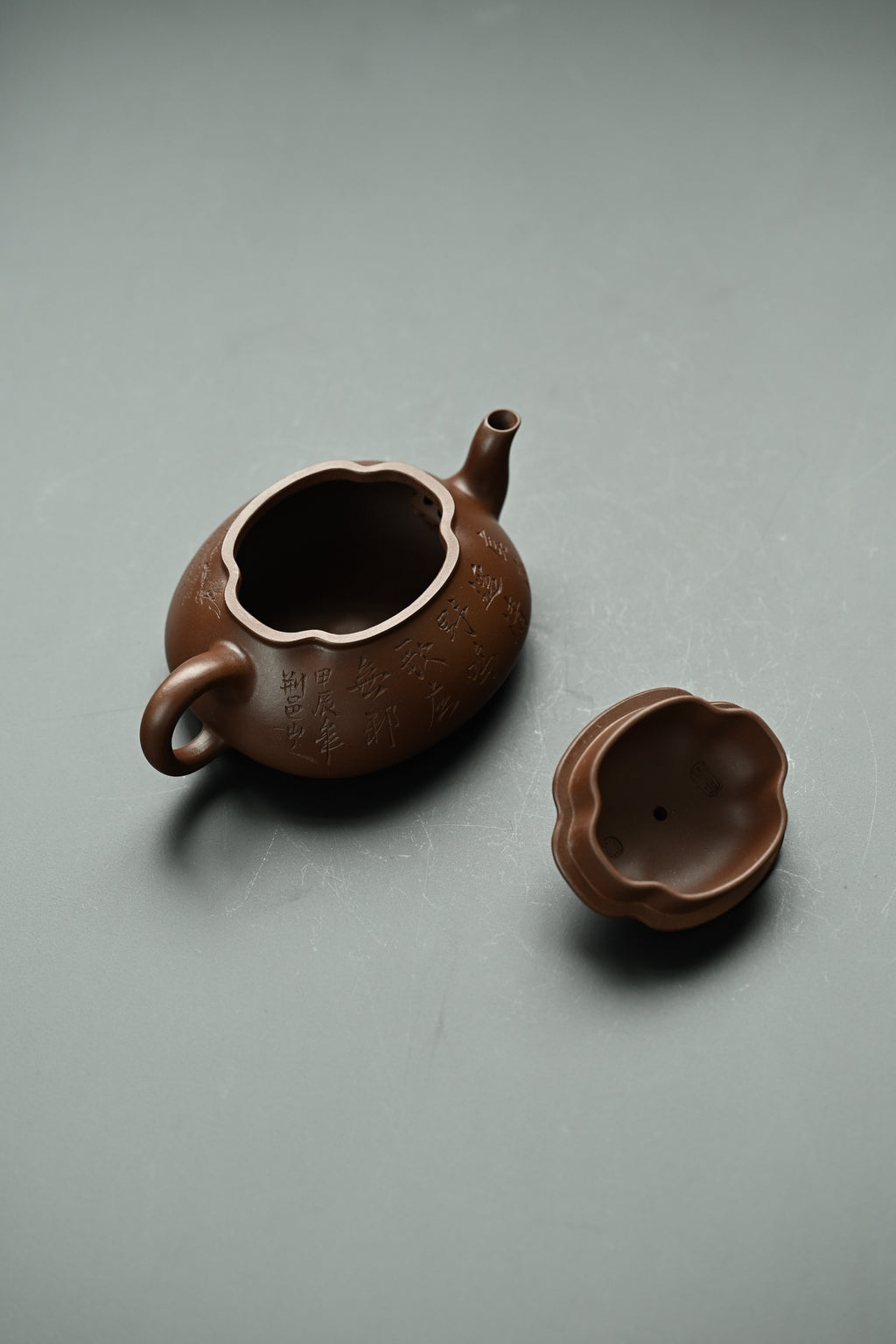 海棠花开·全手工 /大国工匠省大师陈富强作品/容量150cc/原矿紫泥 以海棠花为参照物，以四瓣筋囊壶身为载体，筋纹贯穿壶身，若菱花照水