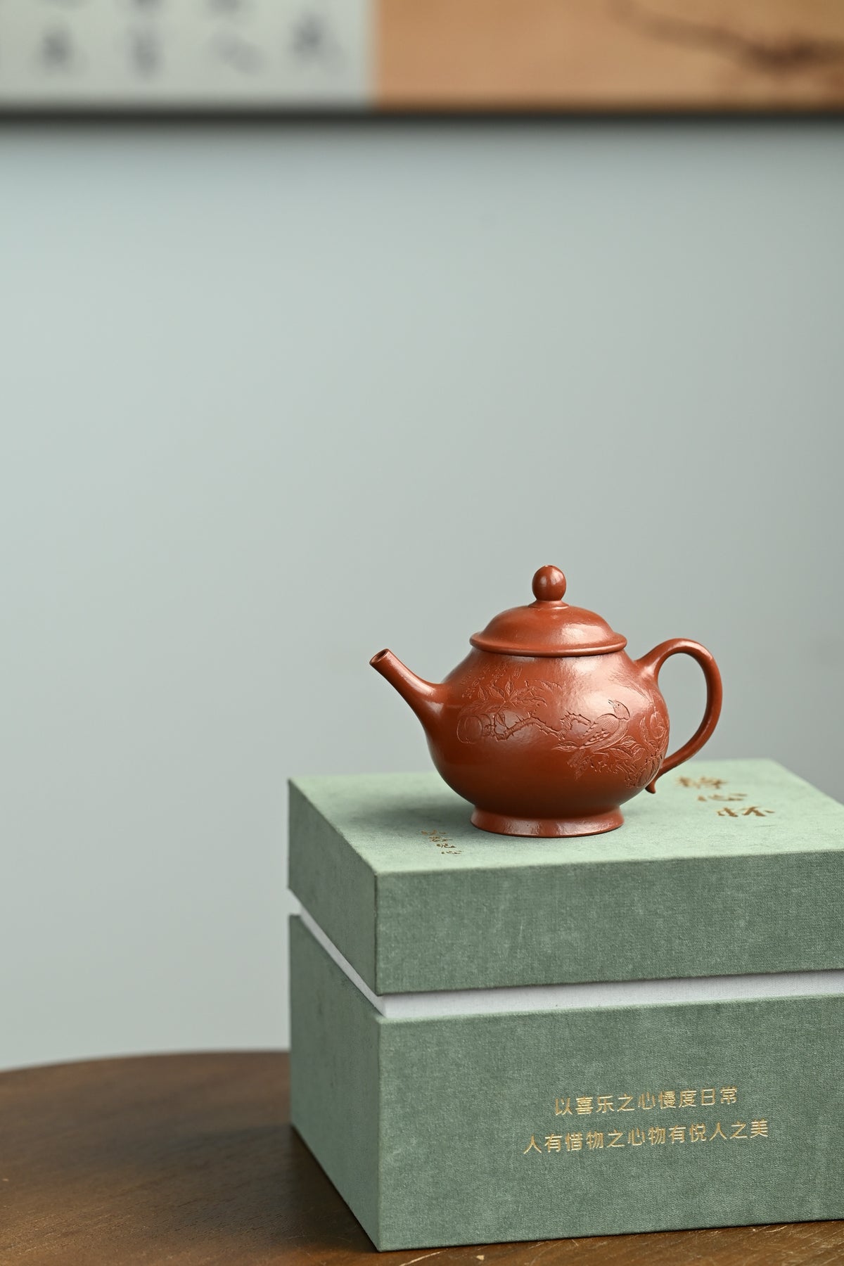 小潘壶·全手工 /省大师陈富强高徒徐秋璐作品/容量130cc/特级大红袍 长嘴上翘，圆嘟嘟俏皮可爱，流把搭配绝妙秀巧，线型饱满，张力十足