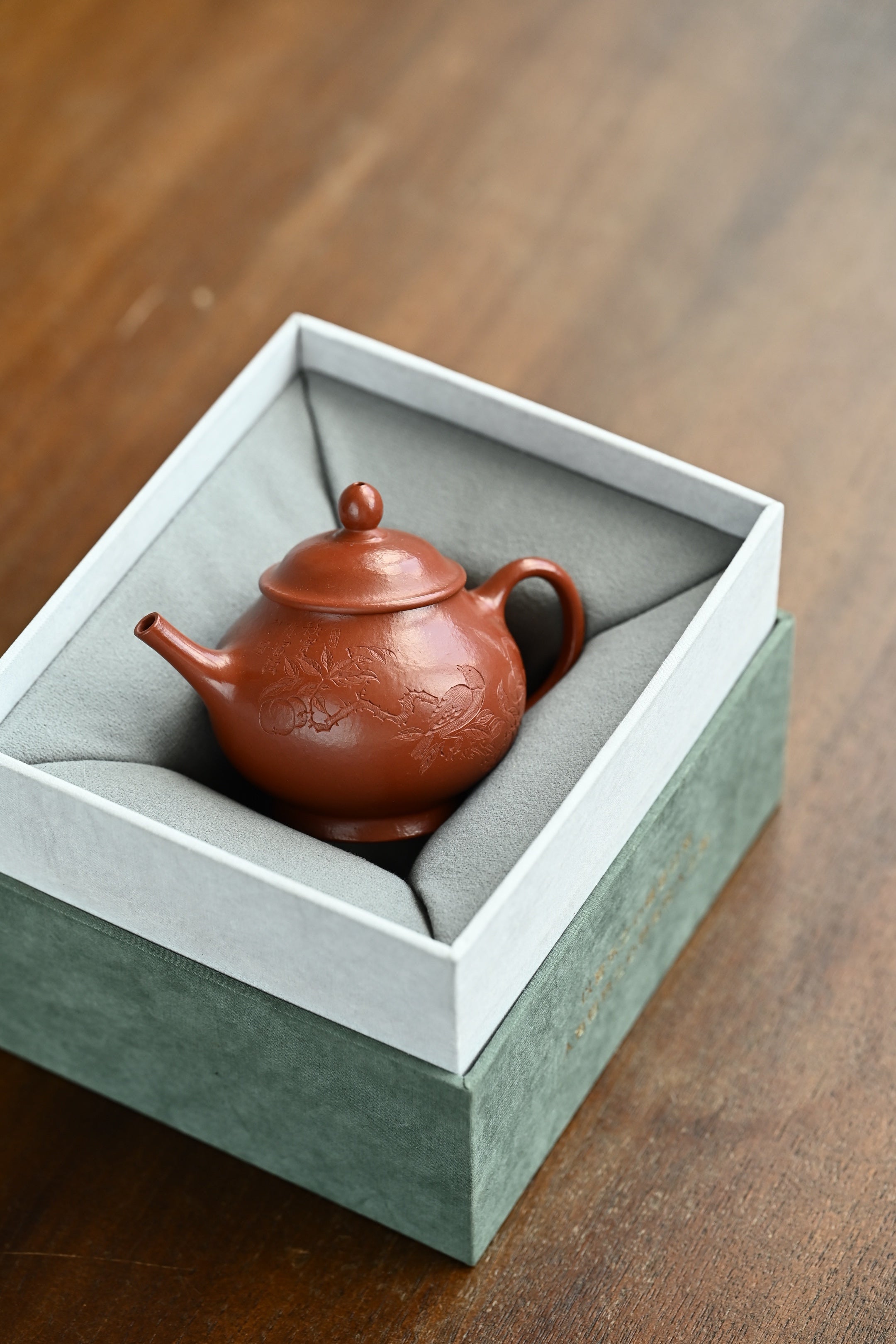 小潘壶·全手工 /省大师陈富强高徒徐秋璐作品/容量130cc/特级大红袍 长嘴上翘，圆嘟嘟俏皮可爱，流把搭配绝妙秀巧，线型饱满，张力十足