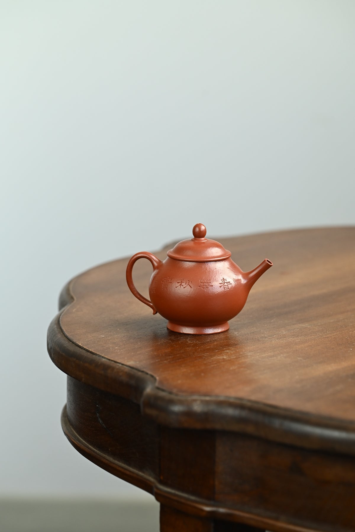 小潘壶·全手工 /省大师陈富强高徒徐秋璐作品/容量130cc/特级大红袍 长嘴上翘，圆嘟嘟俏皮可爱，流把搭配绝妙秀巧，线型饱满，张力十足
