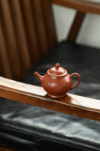 小潘壶·全手工 /省大师陈富强高徒徐秋璐作品/容量130cc/特级大红袍 长嘴上翘，圆嘟嘟俏皮可爱，流把搭配绝妙秀巧，线型饱满，张力十足