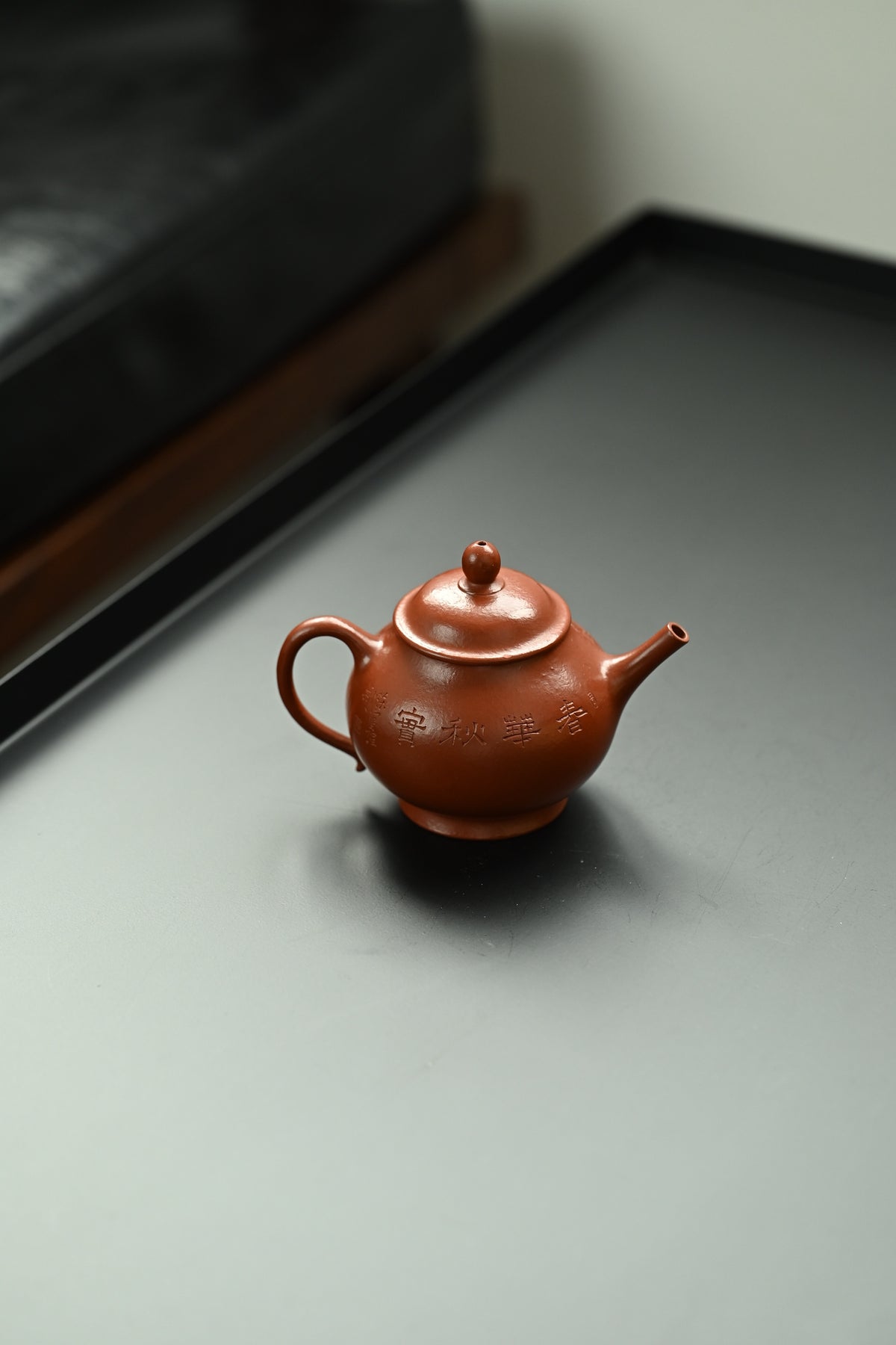 小潘壶·全手工 /省大师陈富强高徒徐秋璐作品/容量130cc/特级大红袍 长嘴上翘，圆嘟嘟俏皮可爱，流把搭配绝妙秀巧，线型饱满，张力十足
