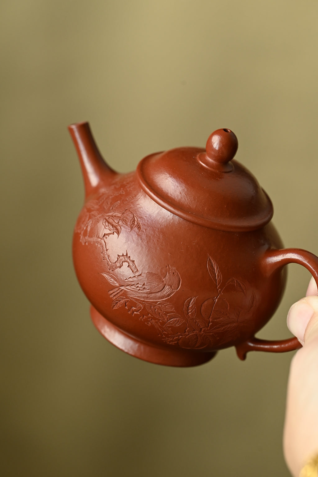 小潘壶·全手工 /省大师陈富强高徒徐秋璐作品/容量130cc/特级大红袍 长嘴上翘，圆嘟嘟俏皮可爱，流把搭配绝妙秀巧，线型饱满，张力十足