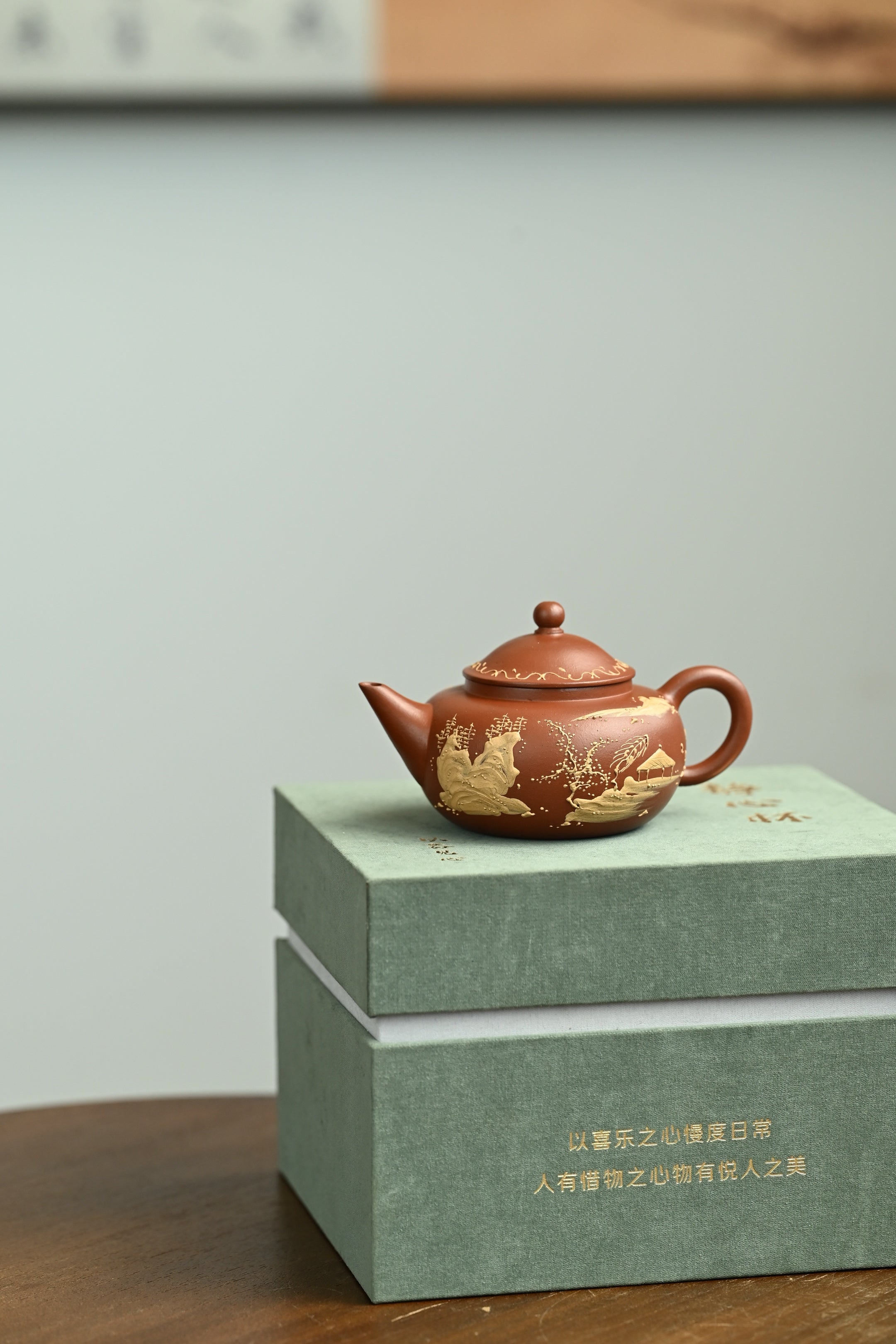 水平·全手工/省大师陈富强高徒徐秋璐作品  /容量100cc/特级朱泥 壶体圆润饱满，俊秀简练，流把纤细舒展成势