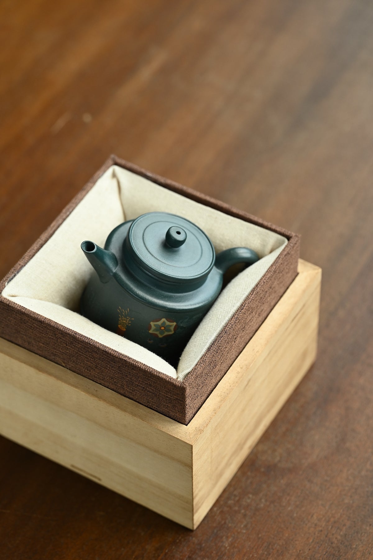 抬头见喜·全手工/研高刘红仙作品 /容量130cc/特级民国绿 厚者立之，观之悦目；德者居之，饮之长寿艺人以手抟器，以器载道