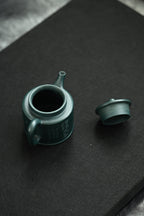抬头见喜·全手工/研高刘红仙作品 /容量130cc/特级民国绿 厚者立之，观之悦目；德者居之，饮之长寿艺人以手抟器，以器载道