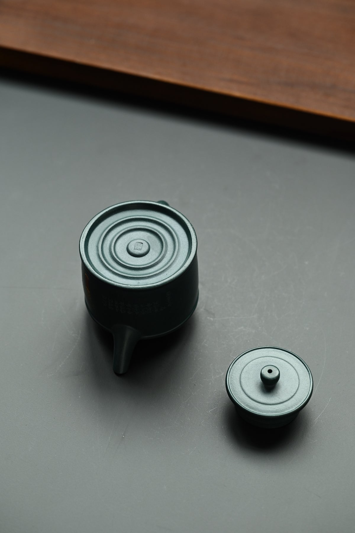 抬头见喜·全手工/研高刘红仙作品 /容量130cc/特级民国绿 厚者立之，观之悦目；德者居之，饮之长寿艺人以手抟器，以器载道