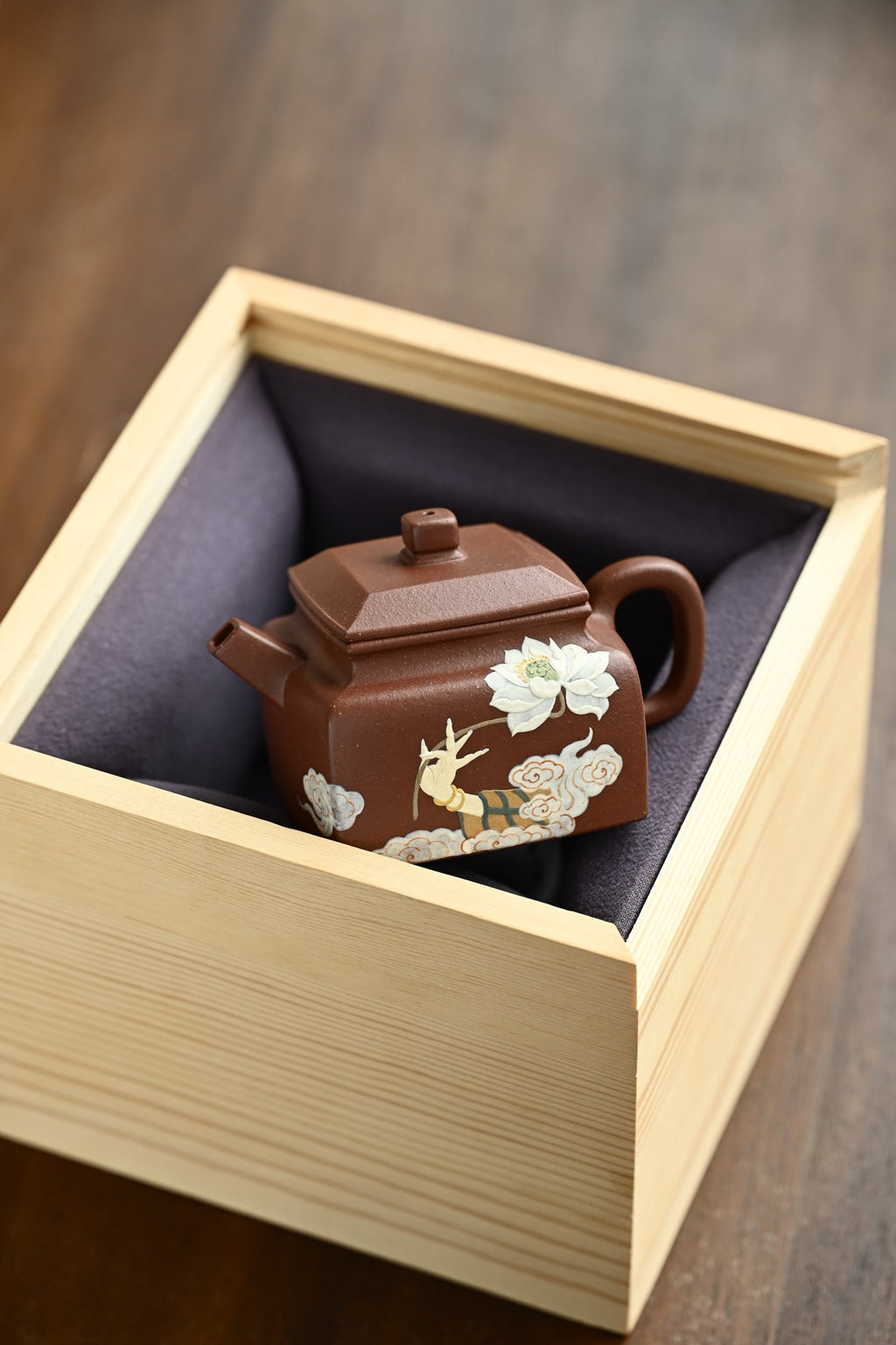 坦然· 全手工/多届全手工大赛二等奖大拍陶手吴涛作品/容量220cc/极品底槽清 耳形壶鋬四方形线条与壶体、壶流线条相呼应，舒畅自然