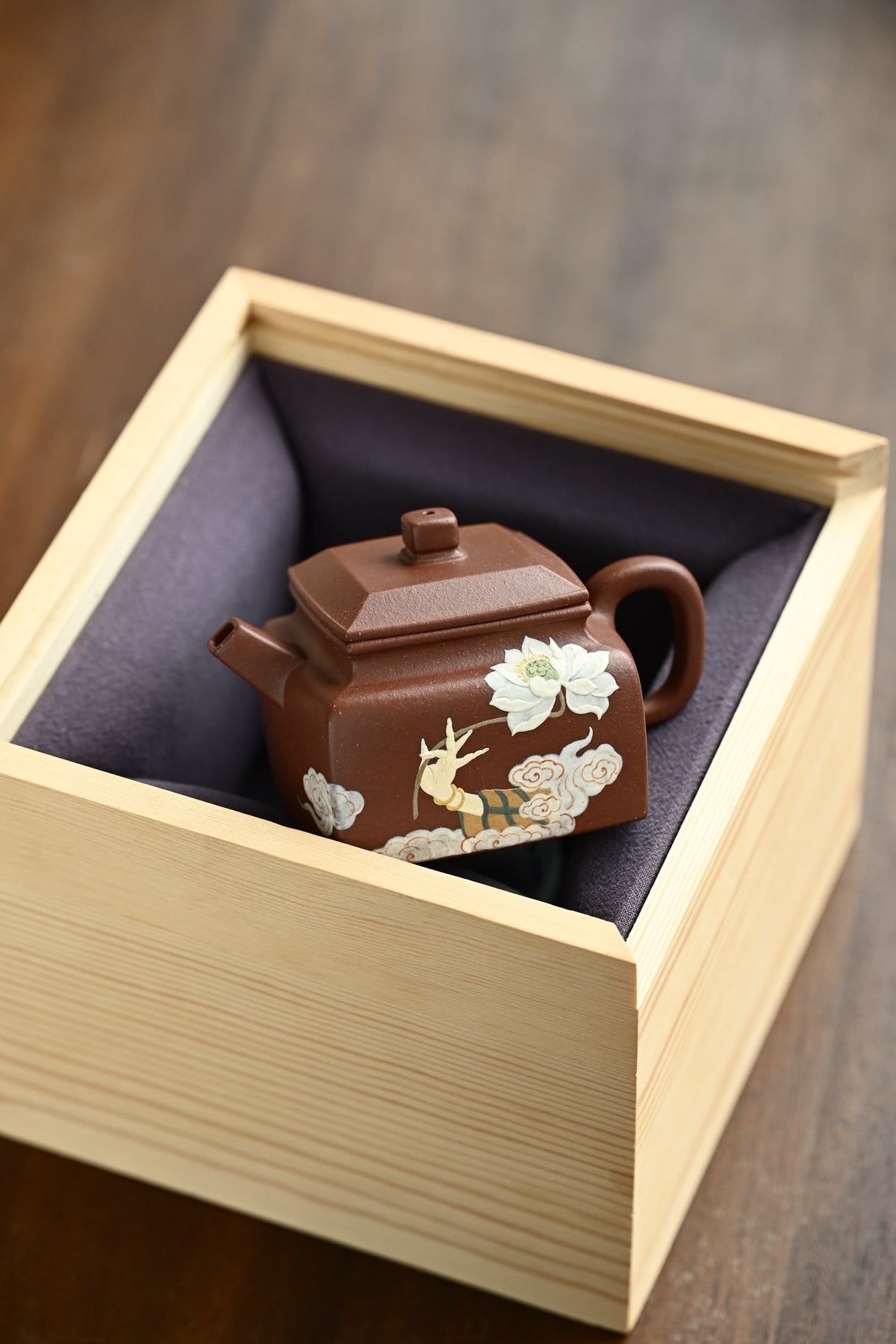 坦然· 全手工/多届全手工大赛二等奖大拍陶手吴涛作品/容量220cc/极品底槽清 耳形壶鋬四方形线条与壶体、壶流线条相呼应，舒畅自然