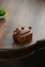 坦然· 全手工/多届全手工大赛二等奖大拍陶手吴涛作品/容量220cc/极品底槽清 耳形壶鋬四方形线条与壶体、壶流线条相呼应，舒畅自然