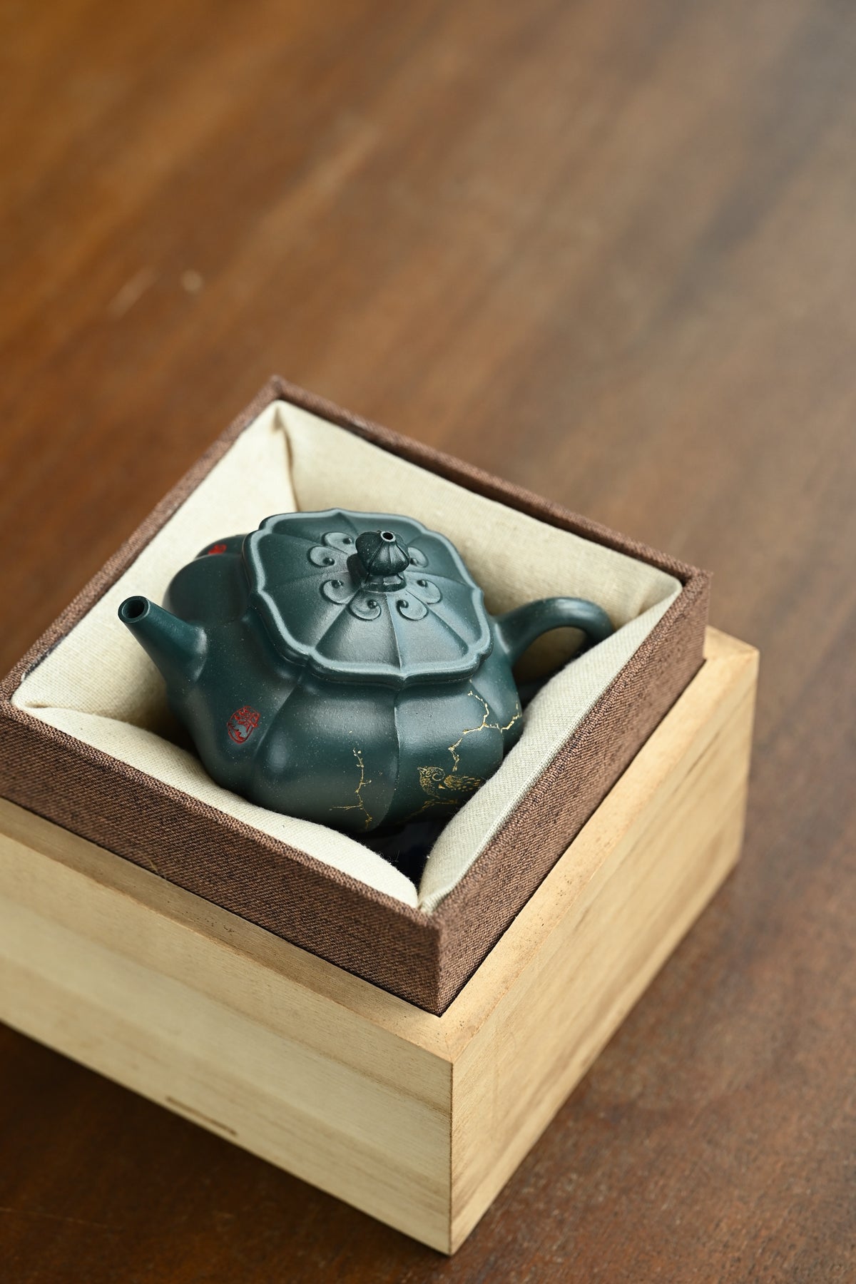 四方宫灯·全手工/省大师陈富强高徒徐秋璐作品 /容量180cc/特级民国绿 器型四方起菱，轮廓刚柔相济，壶身筋面凹凸有致，棱角利落却无锋芒