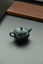 四方宫灯·全手工/省大师陈富强高徒徐秋璐作品 /容量180cc/特级民国绿 器型四方起菱，轮廓刚柔相济，壶身筋面凹凸有致，棱角利落却无锋芒