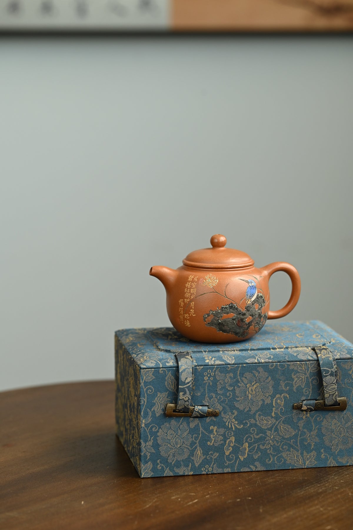 匏尊·全手工 /研高刘红仙作品 /容量200cc/原矿桂花砂 壶形似瓠，稳重沉着；流向上微翘，力感十足