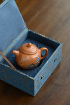匏尊·全手工 /研高刘红仙作品 /容量200cc/原矿桂花砂 壶形似瓠，稳重沉着；流向上微翘，力感十足
