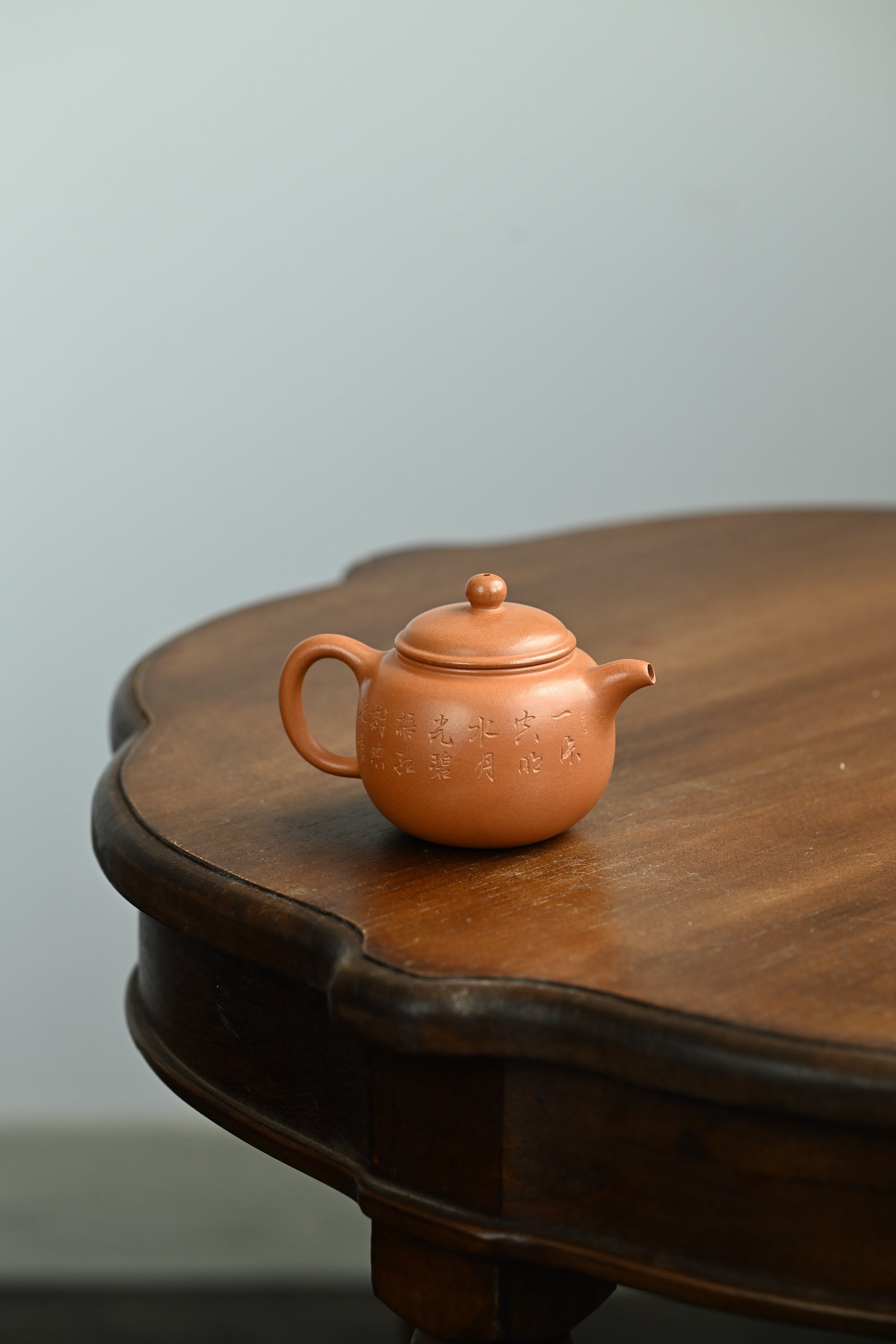 匏尊·全手工 /研高刘红仙作品 /容量200cc/原矿桂花砂 壶形似瓠，稳重沉着；流向上微翘，力感十足