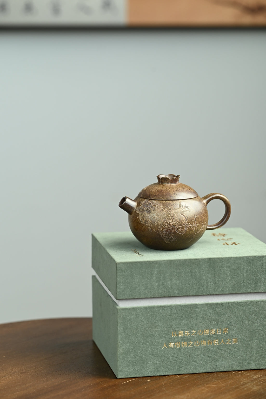 玉桃西施🍑·全手工 /省大师陈富强高徒徐秋璐作品 /容量140cc/原矿青段 壶身浑圆饱满，承袭西施壶圆润气韵。壶盖钮塑作花蕊花苞