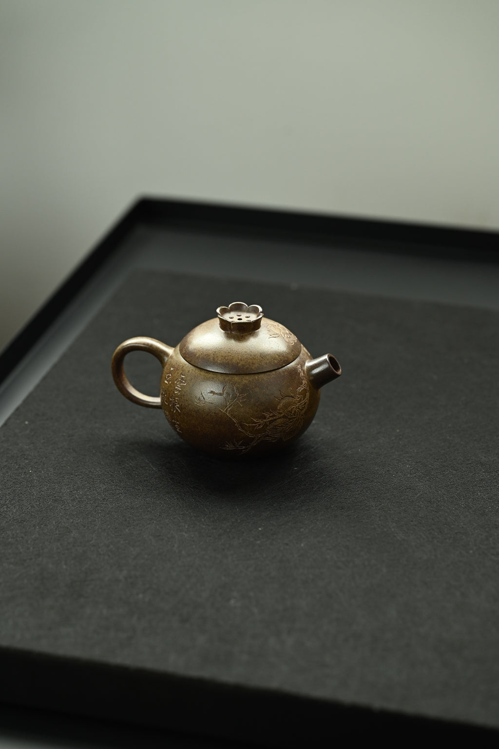 玉桃西施🍑·全手工 /省大师陈富强高徒徐秋璐作品 /容量140cc/原矿青段 壶身浑圆饱满，承袭西施壶圆润气韵。壶盖钮塑作花蕊花苞