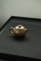 玉桃西施🍑·全手工 /省大师陈富强高徒徐秋璐作品 /容量140cc/原矿青段 壶身浑圆饱满，承袭西施壶圆润气韵。壶盖钮塑作花蕊花苞
