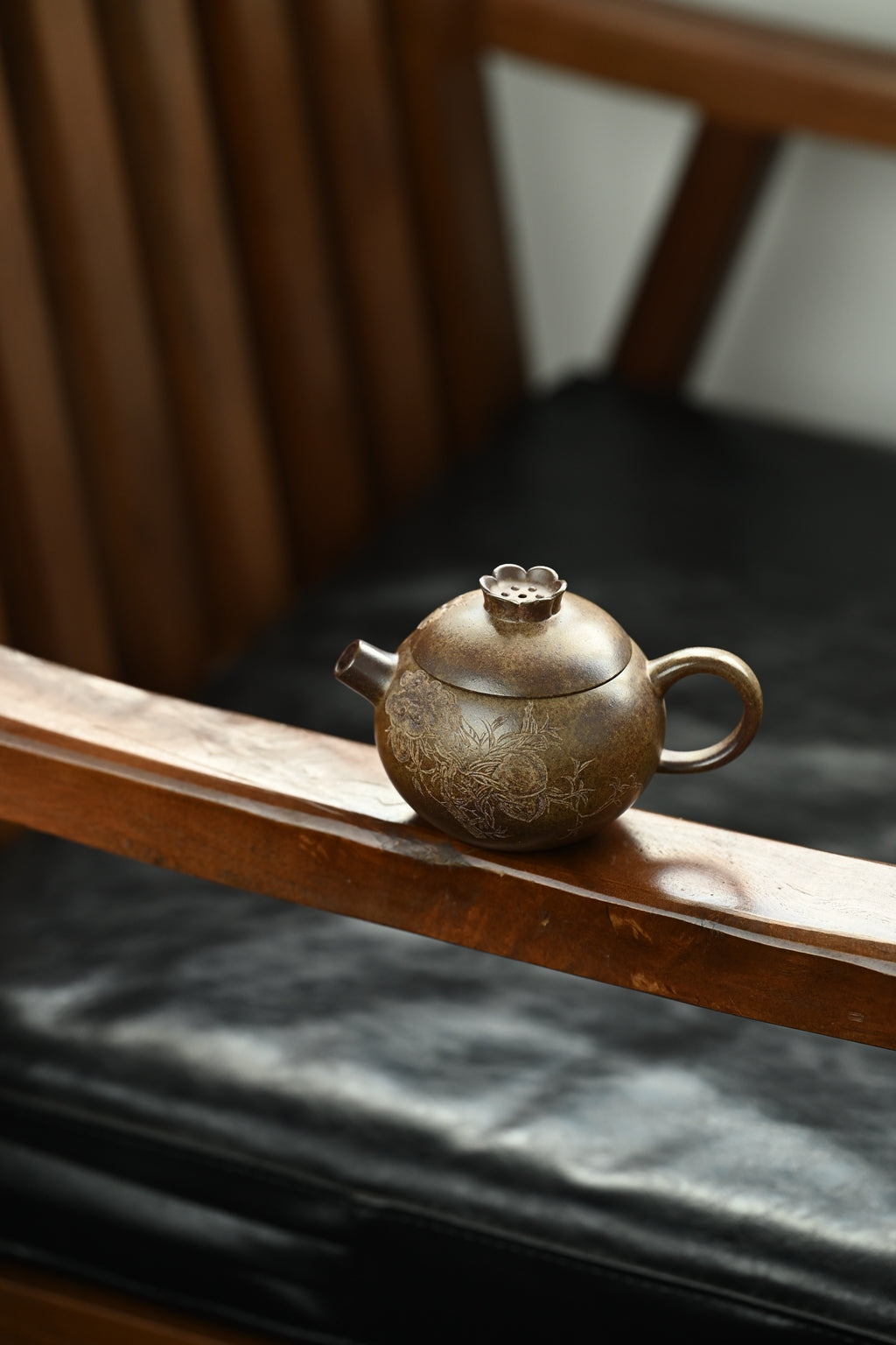 玉桃西施🍑·全手工 /省大师陈富强高徒徐秋璐作品 /容量140cc/原矿青段 壶身浑圆饱满，承袭西施壶圆润气韵。壶盖钮塑作花蕊花苞
