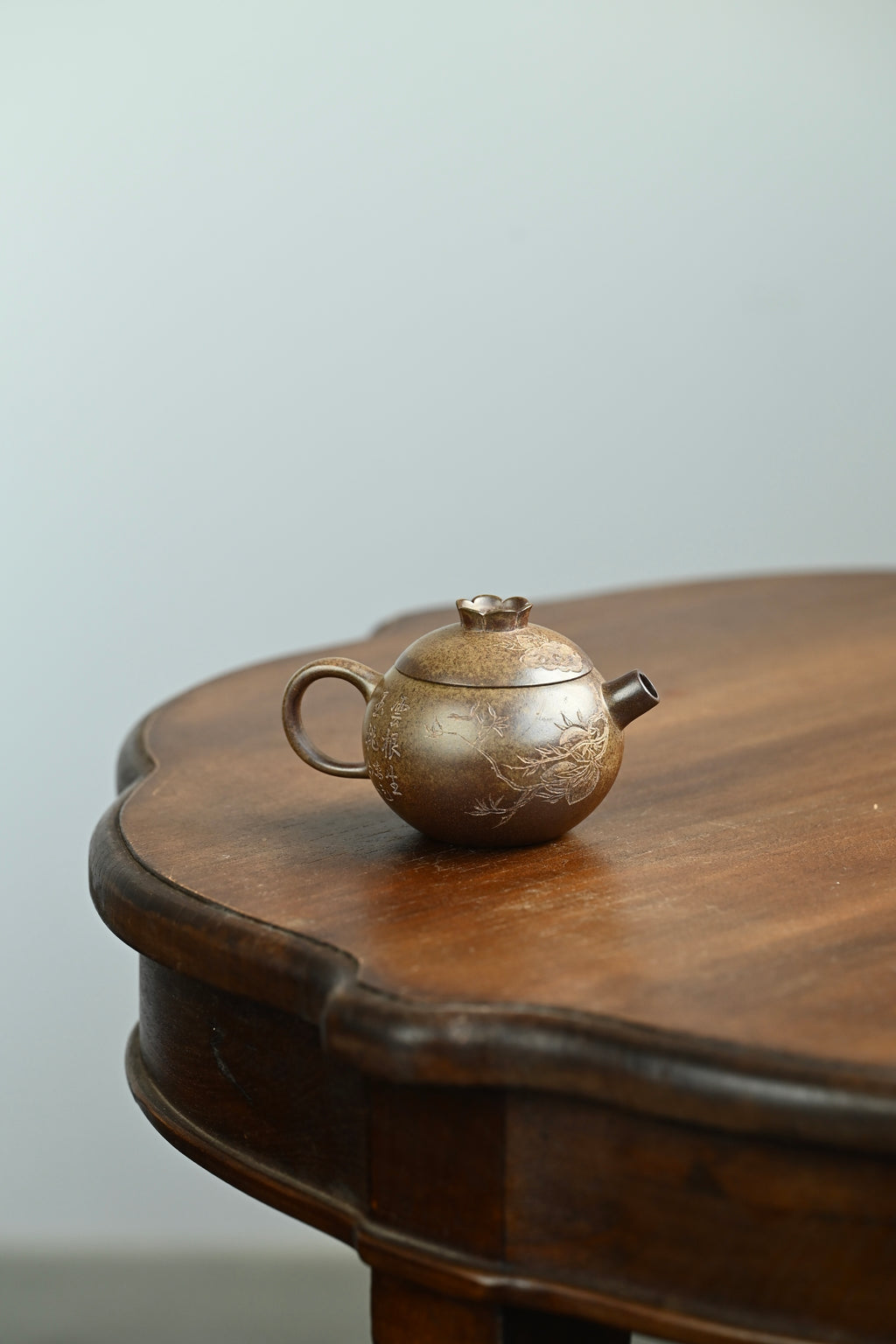 玉桃西施🍑·全手工 /省大师陈富强高徒徐秋璐作品 /容量140cc/原矿青段 壶身浑圆饱满，承袭西施壶圆润气韵。壶盖钮塑作花蕊花苞