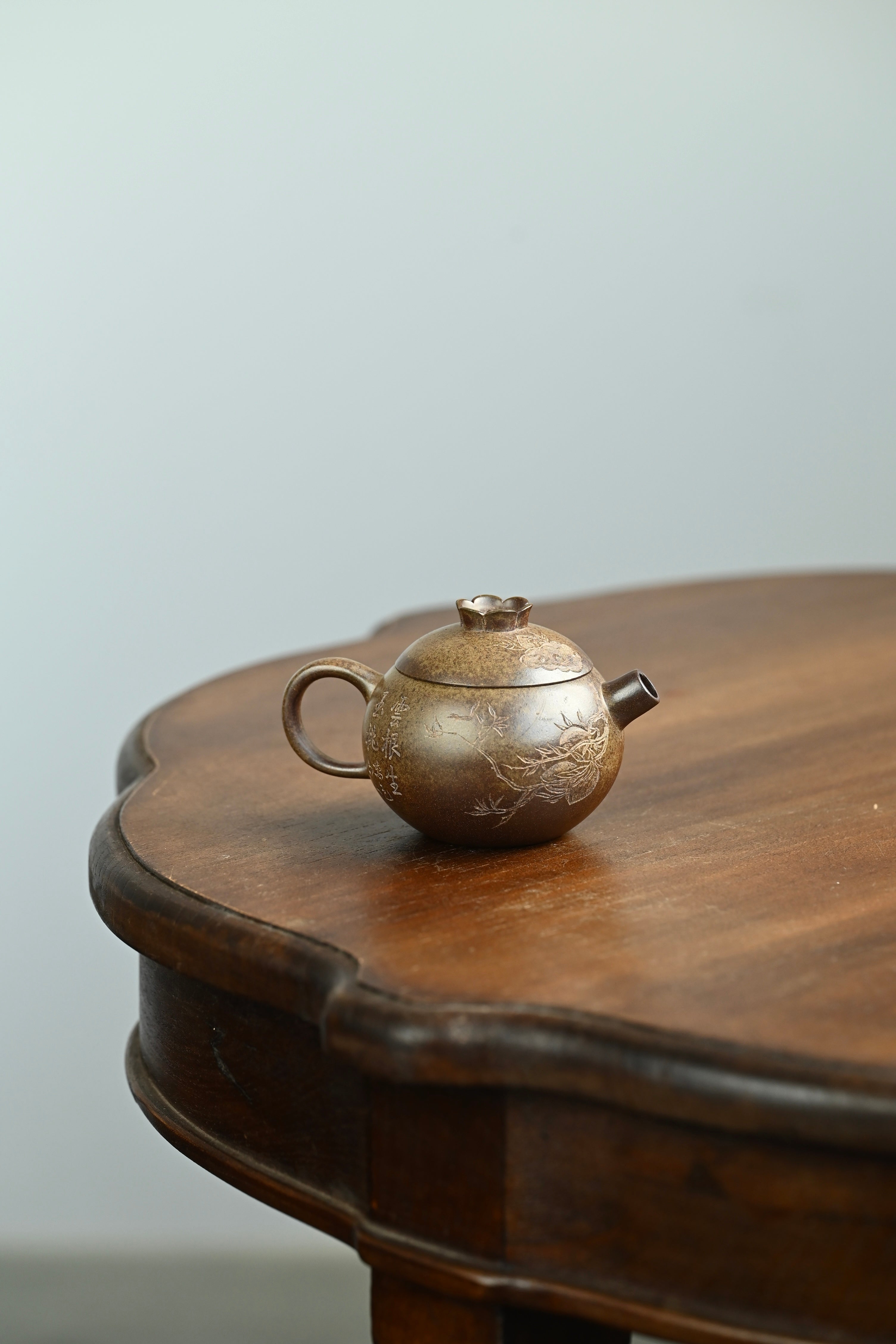 玉桃西施🍑·全手工 /省大师陈富强高徒徐秋璐作品 /容量140cc/原矿青段 壶身浑圆饱满，承袭西施壶圆润气韵。壶盖钮塑作花蕊花苞