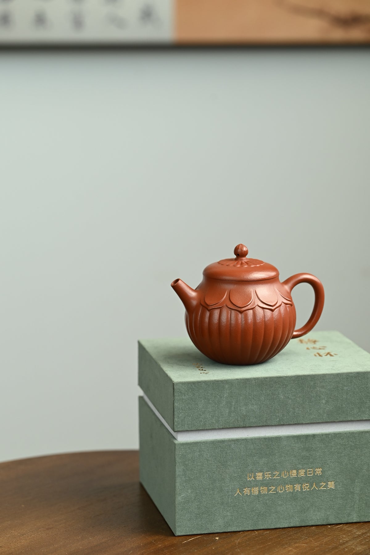 菱花·全手工 /研高刘红仙作品/容量200cc/朱泥大红袍 壶身片片开瓣，条条等分，造型齐整，筋纹严合