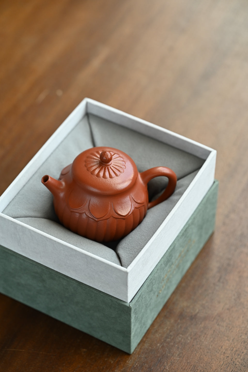 菱花·全手工 /研高刘红仙作品/容量200cc/朱泥大红袍 壶身片片开瓣，条条等分，造型齐整，筋纹严合