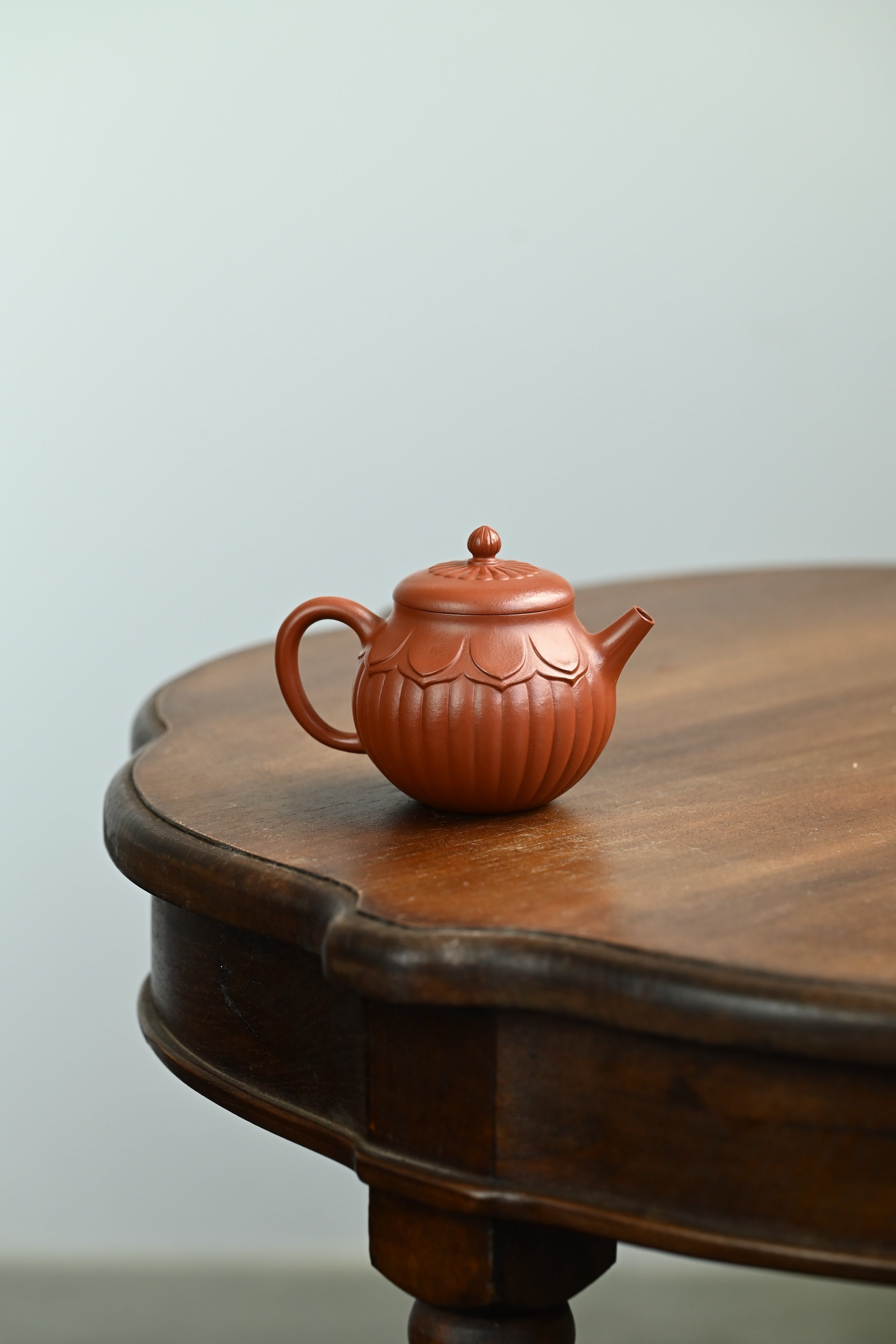 菱花·全手工 /研高刘红仙作品/容量200cc/朱泥大红袍 壶身片片开瓣，条条等分，造型齐整，筋纹严合