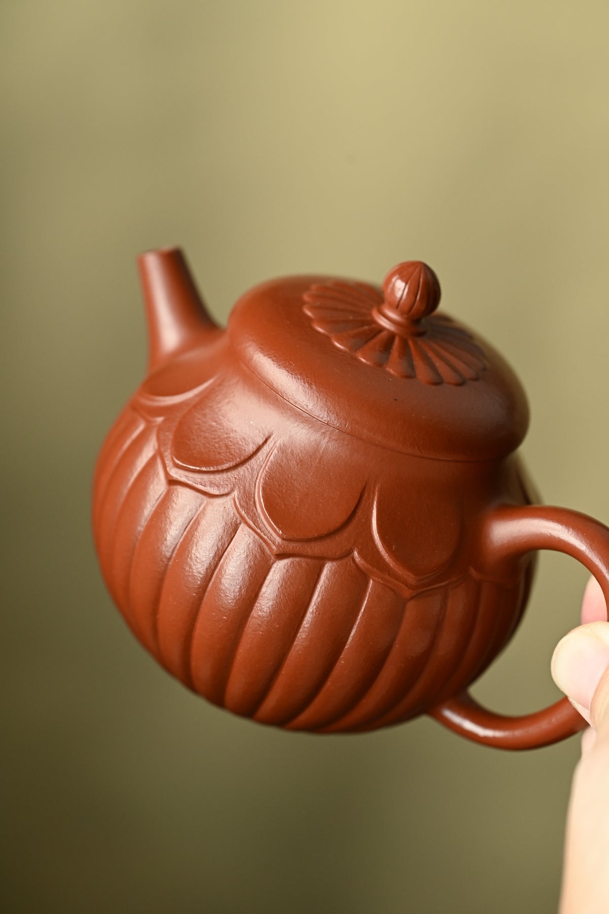 菱花·全手工 /研高刘红仙作品/容量200cc/朱泥大红袍 壶身片片开瓣，条条等分，造型齐整，筋纹严合