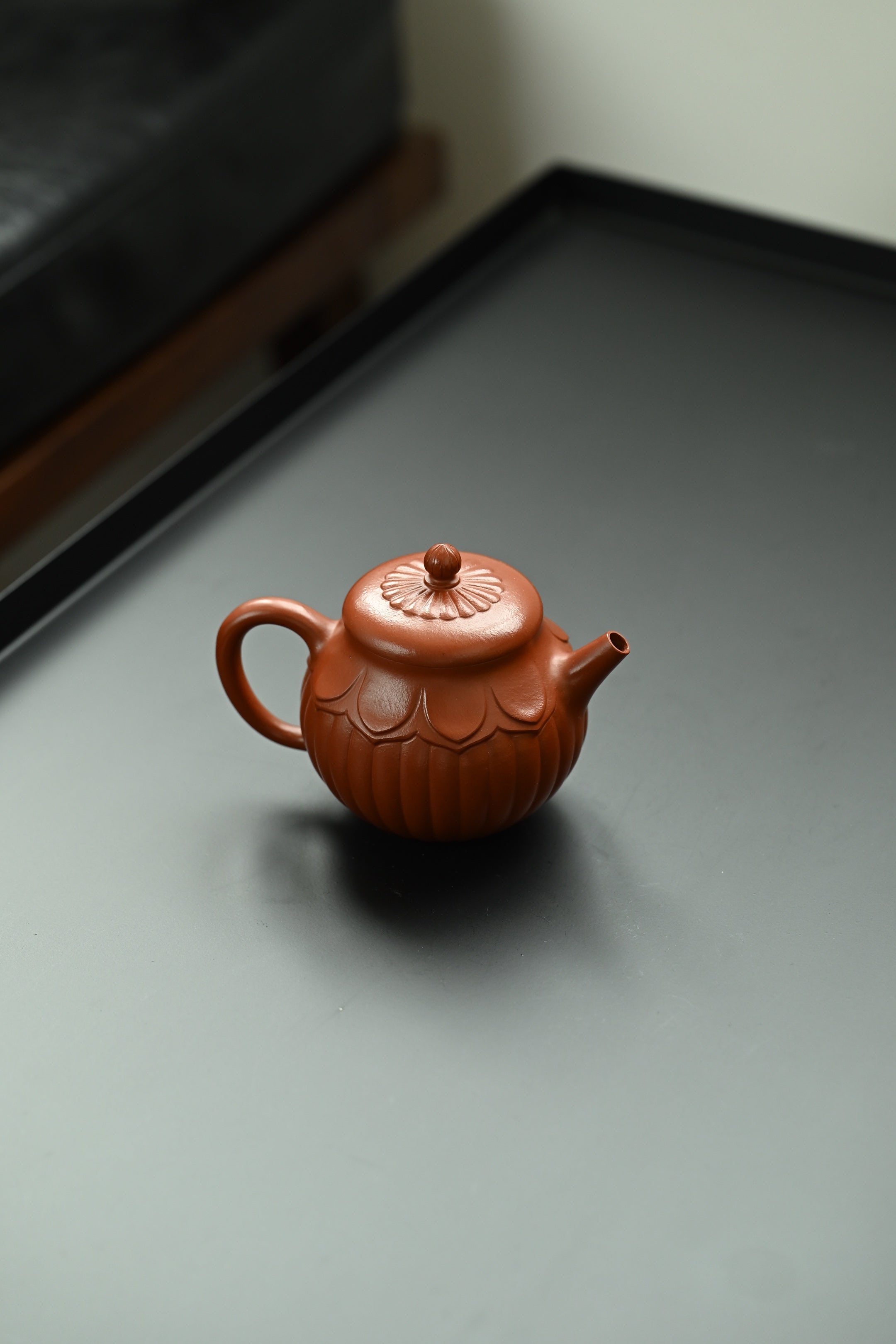 菱花·全手工 /研高刘红仙作品/容量200cc/朱泥大红袍 壶身片片开瓣，条条等分，造型齐整，筋纹严合