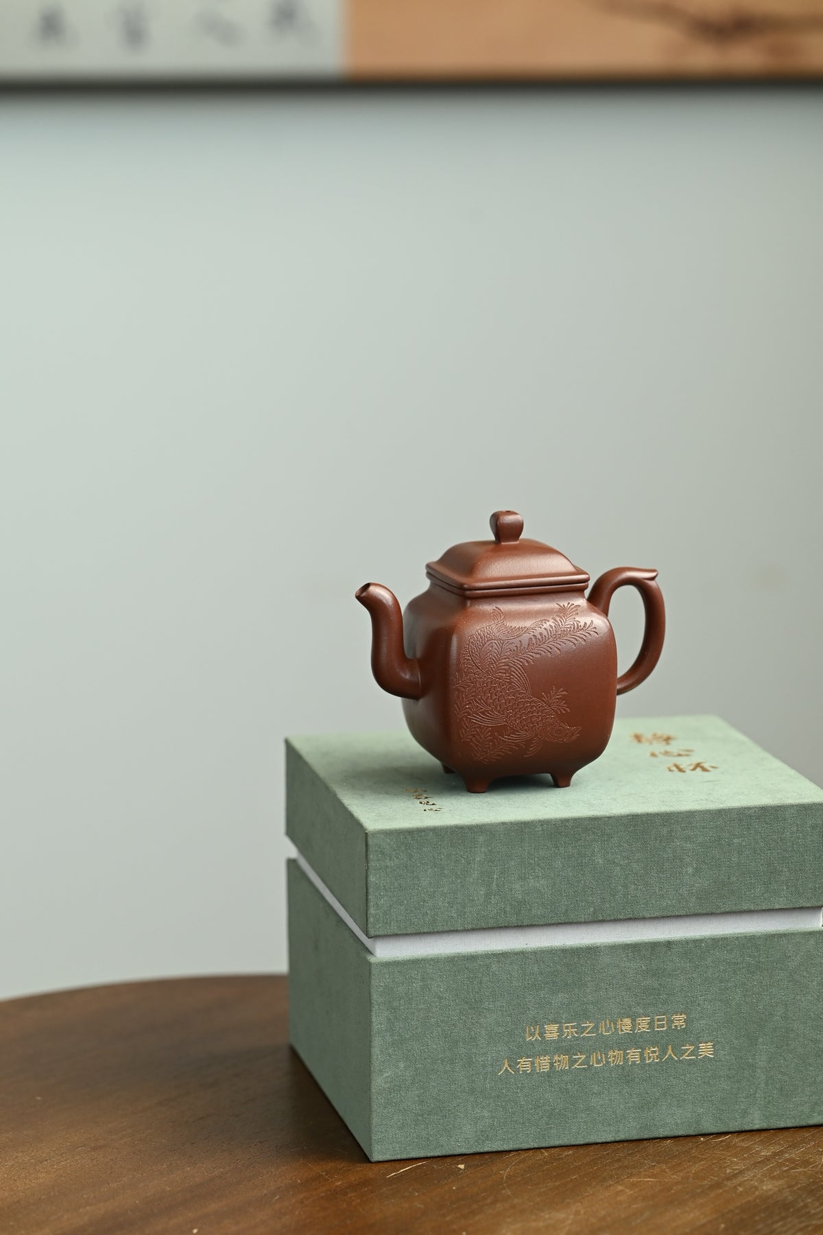 鸣远四方·全手工 /省大师陈富强高徒徐秋璐作品 /容量170cc/原矿紫泥 壶身四方，骨肉亭匀，四足鼎立