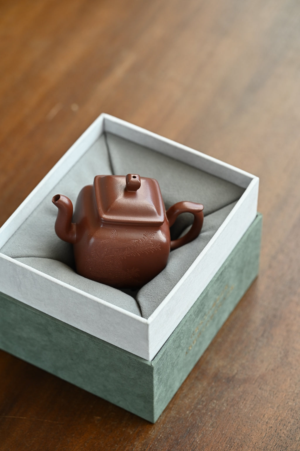 鸣远四方·全手工 /省大师陈富强高徒徐秋璐作品 /容量170cc/原矿紫泥 壶身四方，骨肉亭匀，四足鼎立
