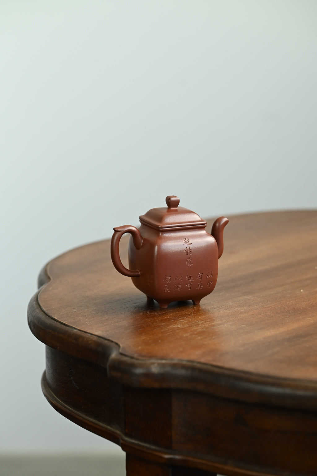 鸣远四方·全手工 /省大师陈富强高徒徐秋璐作品 /容量170cc/原矿紫泥 壶身四方，骨肉亭匀，四足鼎立